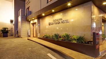 施設の正面 (日没後) / 5