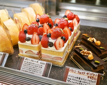 「ラトリエドゥシュクル」料理 825508 2015.3 ガトーフレーズ（430円）、バトンショコラダージリン（450円）