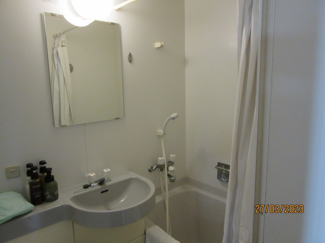 狭いバスルーム。