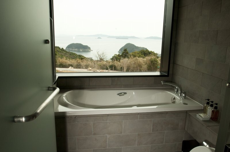 夕日に照らされた中通島矢堅目公園の奇岩の眺め