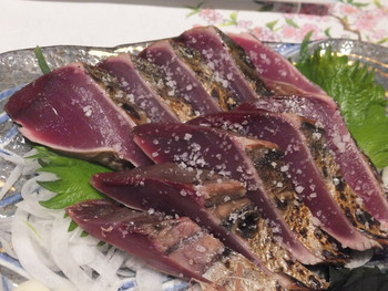 「黒潮本陣」 料理 66074320 コース料理より鰹のタタキです☆　2017-0418訪問