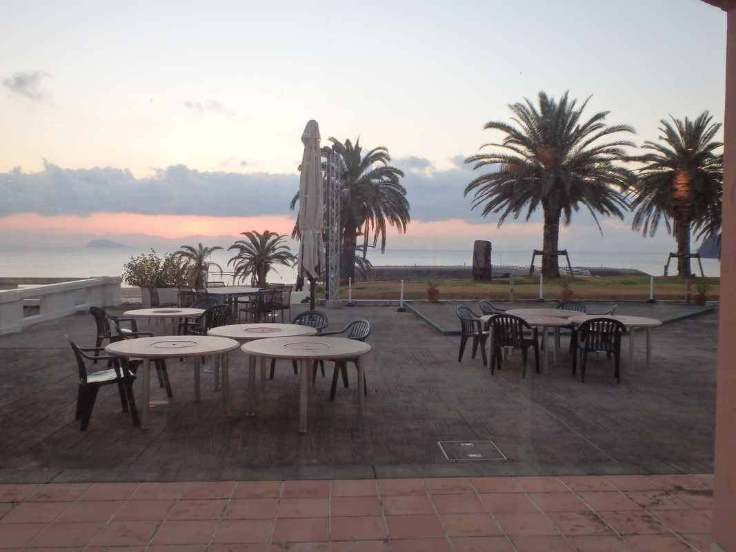 テラスです、砂浜を眺めながら、ワインでも