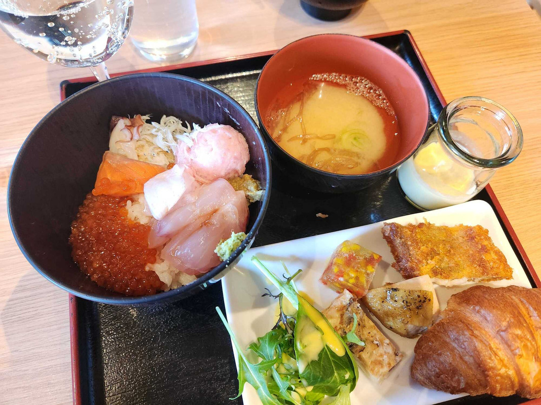 朝食ビュッフェ 海鮮丼のイメージ