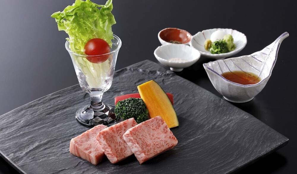 伊勢海老か鮑を選べる
豪華な懐石料理 / 3