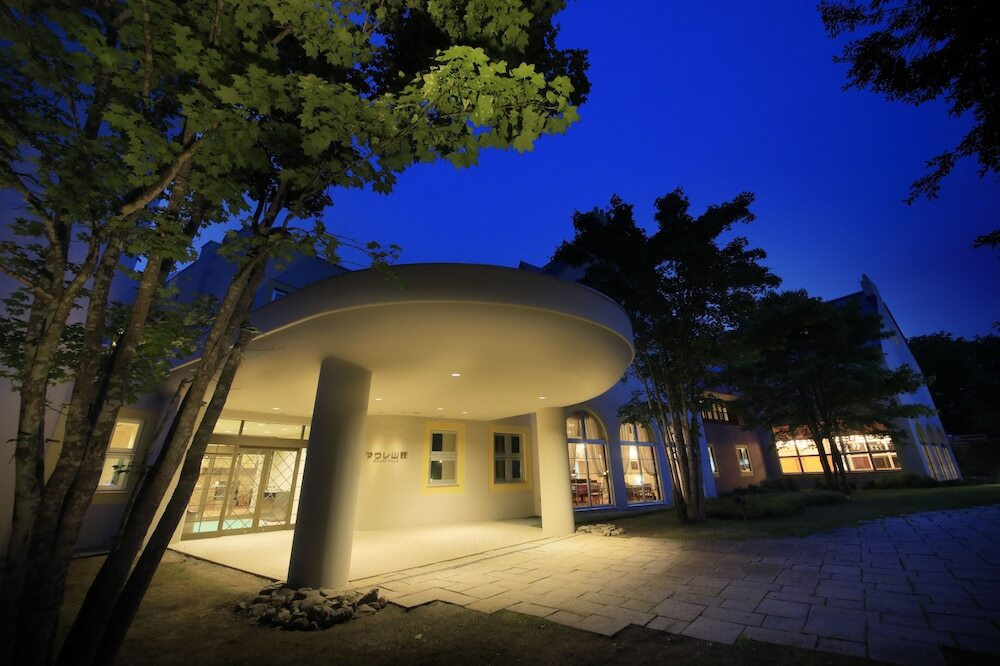 施設の正面 (日没後)