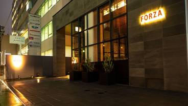 施設の正面 (日没後) / 3