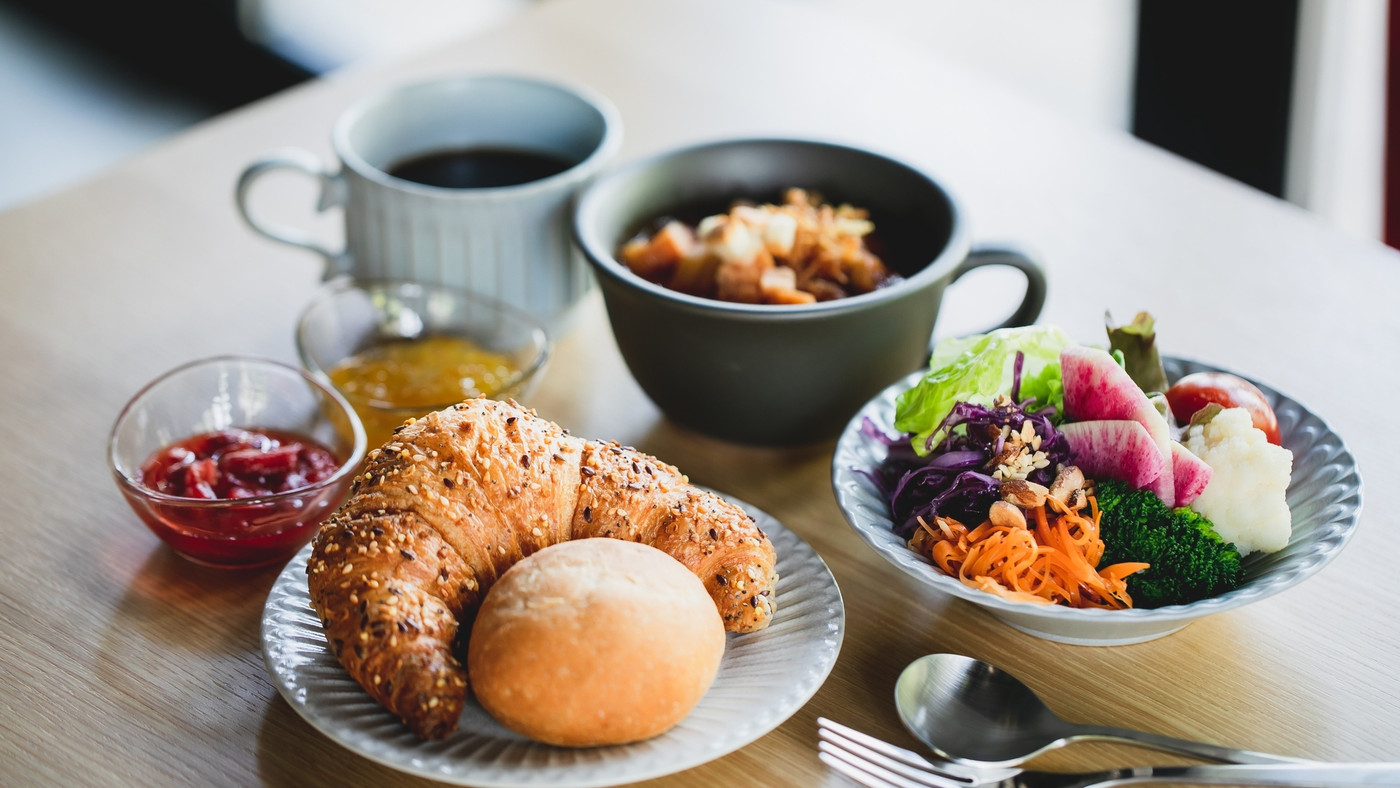 色とりどりのサラダ＆フルーツ。シンプルで美味しい洋朝食3494654