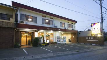 施設の正面 (日没後) / 2