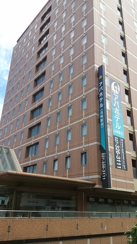 高崎駅西口からデッキでつながっています。