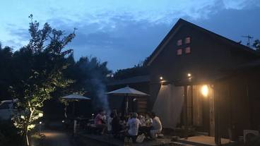 施設の正面 (日没後) / 2