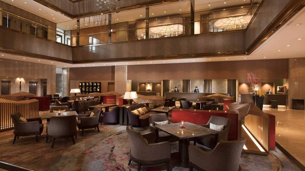 吹き抜けのロビー / 3