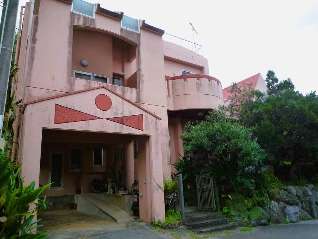 ピンクの家屋を目印に！