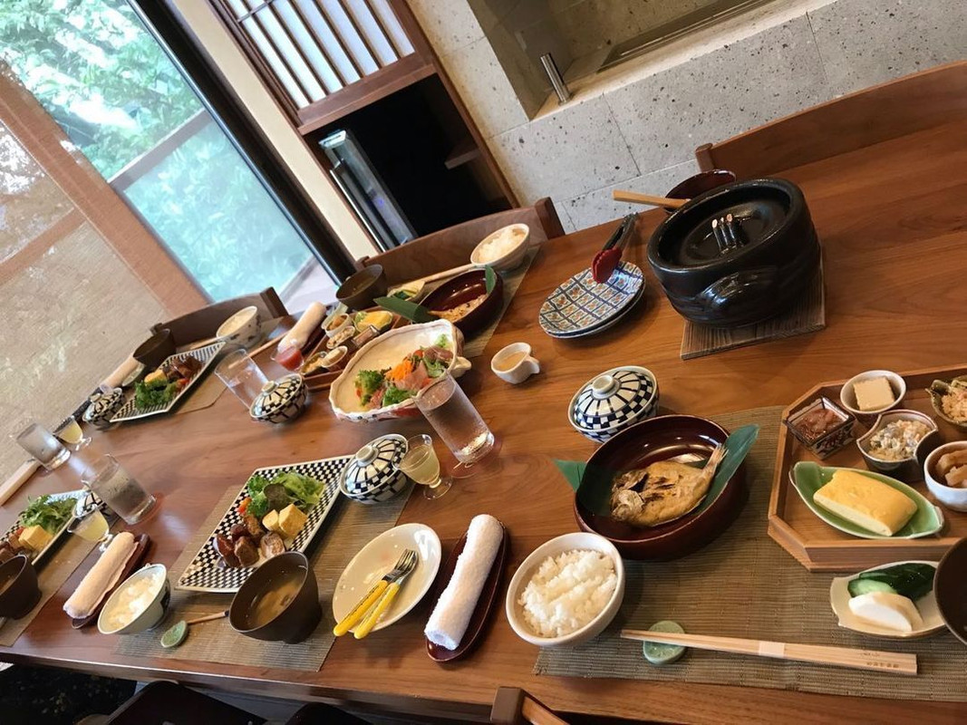 別館　貴賓室「千条」のダイニング。寝室と分かれていてこちらで夕朝食を味わえる / 1