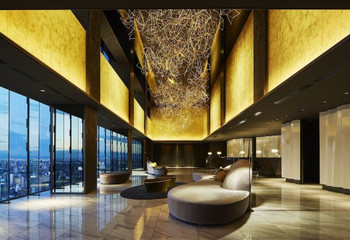 The lobby, located 80 meters above ground, has a two-story atrium and is very open and spacious.