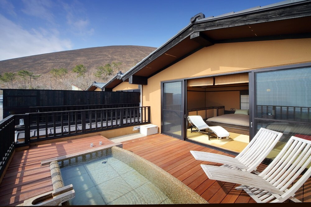 木造二階建ての離れで、絶景露天風呂につかる和風宿4245763