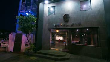 施設の正面 (日没後) / 1