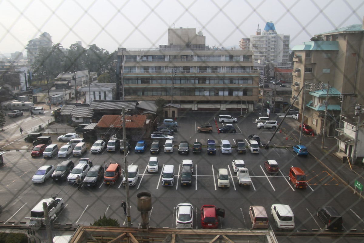 広い平面駐車場完備