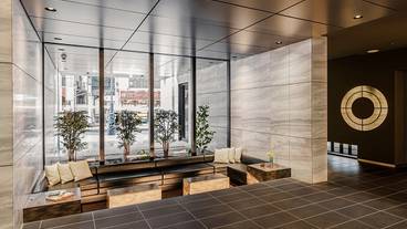 くつろげるソファもあるラウンジ / 4