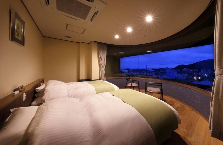 テラスや半露天付きも。
畳にほっと安らぐ客室
 / 4