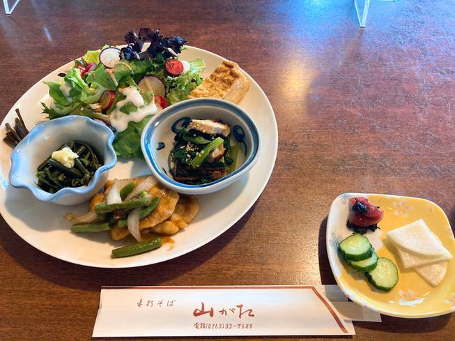 ランチは
名水で作る手打ちそば / 2