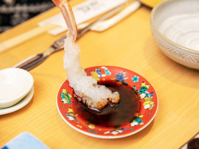 舌ざわりのよい細かなつぶつぶ “かに刺しの花” は、新鮮な身の証。石川県ならではの九谷焼の器もキュート