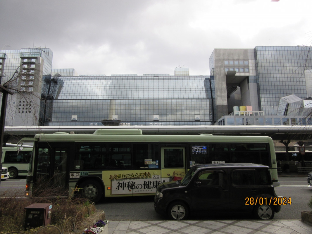 ホテルの目の前が駅、とバスターミナル