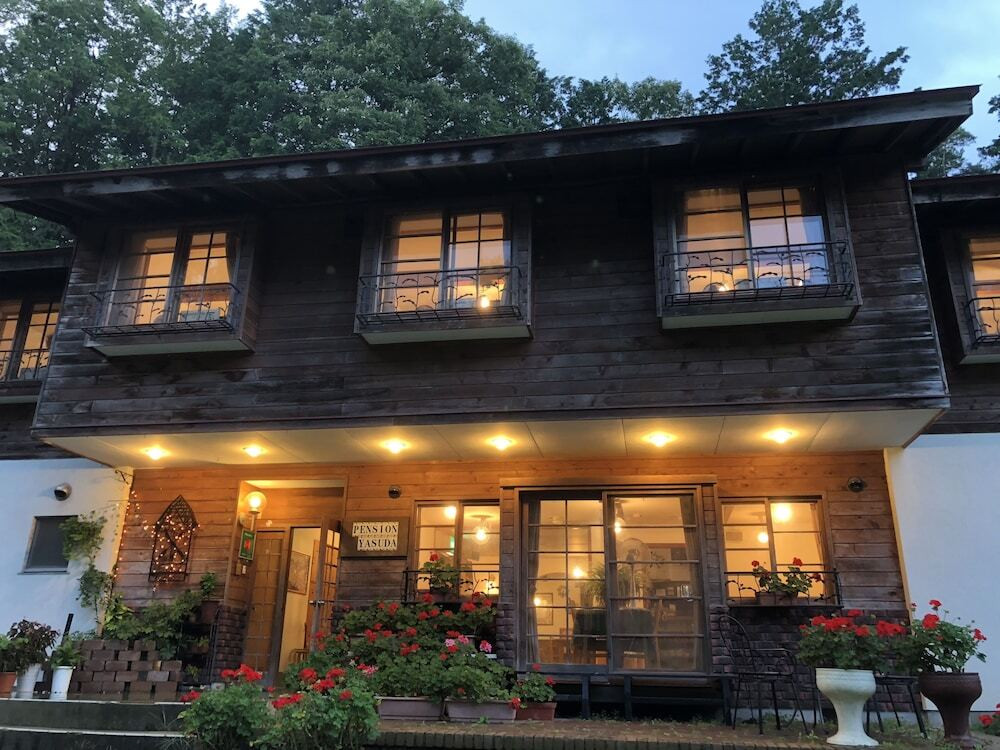 施設の正面 (日没後)