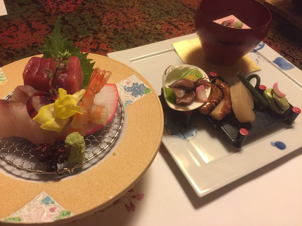 源泉かけ流しの温泉に浸かって疲れを癒したら部屋食でまったり3704828