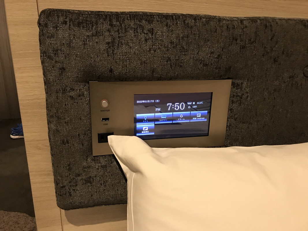 ベット元にあるタッチパネルで電源操作する。