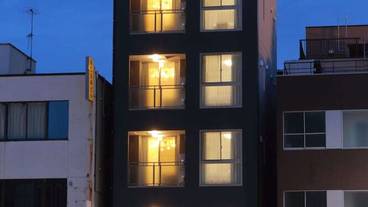 施設の正面 (日没後) / 2