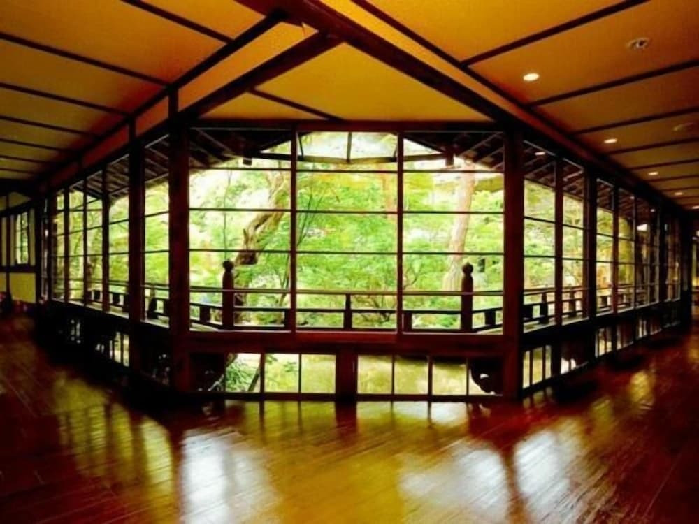 時代を超えた建築が楽しめる宿「湯回廊 菊屋」3693915