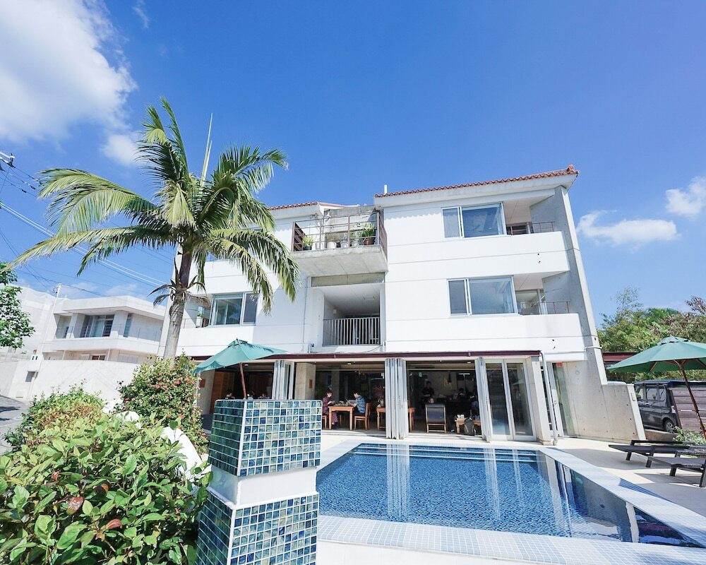 ホテル外観とプール