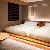 ホテル・アンドルームス新大阪（大阪府 ビジネスホテル）：小上がりにダブルベッドが2台並んだ一番贅沢なお部屋。ソファベッドを利用すれば最大5名まで宿泊可能。 / 2