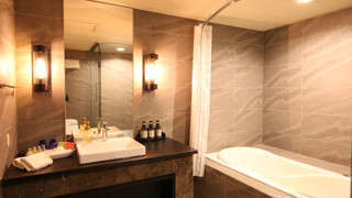 グランド ツインルーム+ソファーベッド2台 (ユニットタイプバスルーム、トイレ仕切り、シャワーブース)