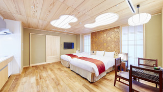 ファミリー ルーム ベッド (複数台) キッチン シティビュー