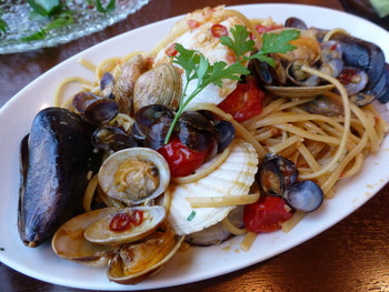 「トラットリア・築地パラディーゾ」 料理 29087373 本日の貝類とチェリートマトのペスカトーレ風リングイネ