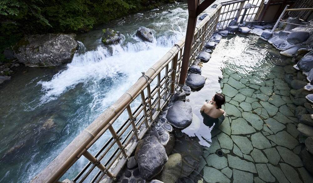 3つの自家源泉
豊富な湯量が自慢 / 2