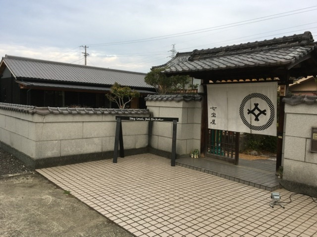 左の棟がゲストハウス