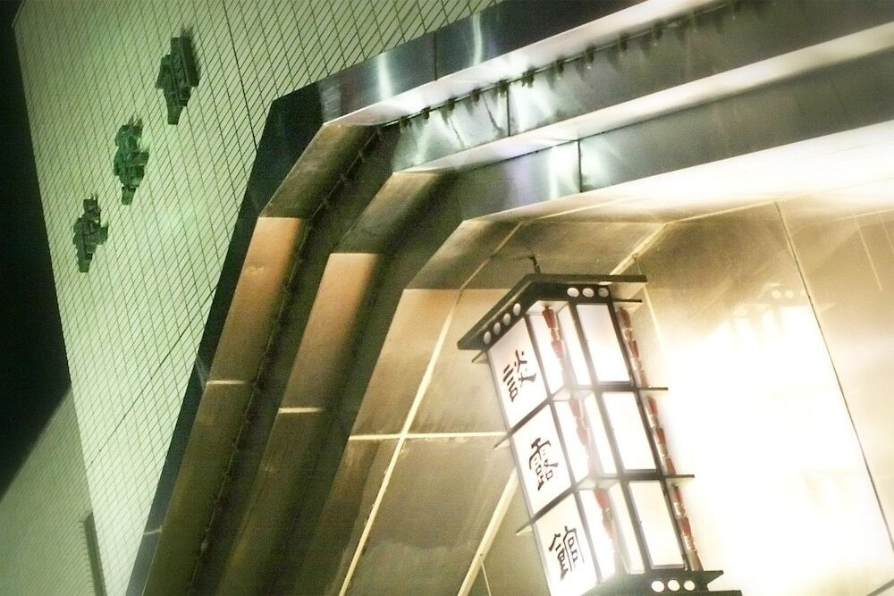 施設の正面 (日没後)