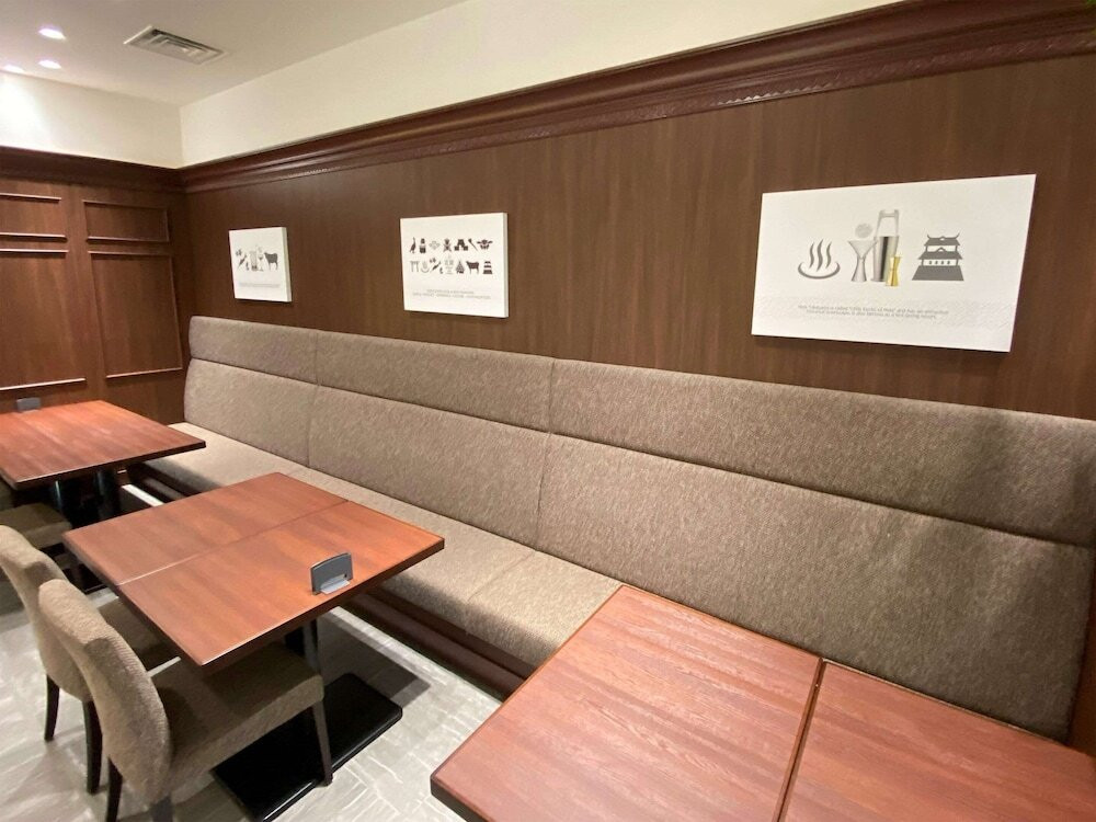 花岡DINING and BAR ソファ席