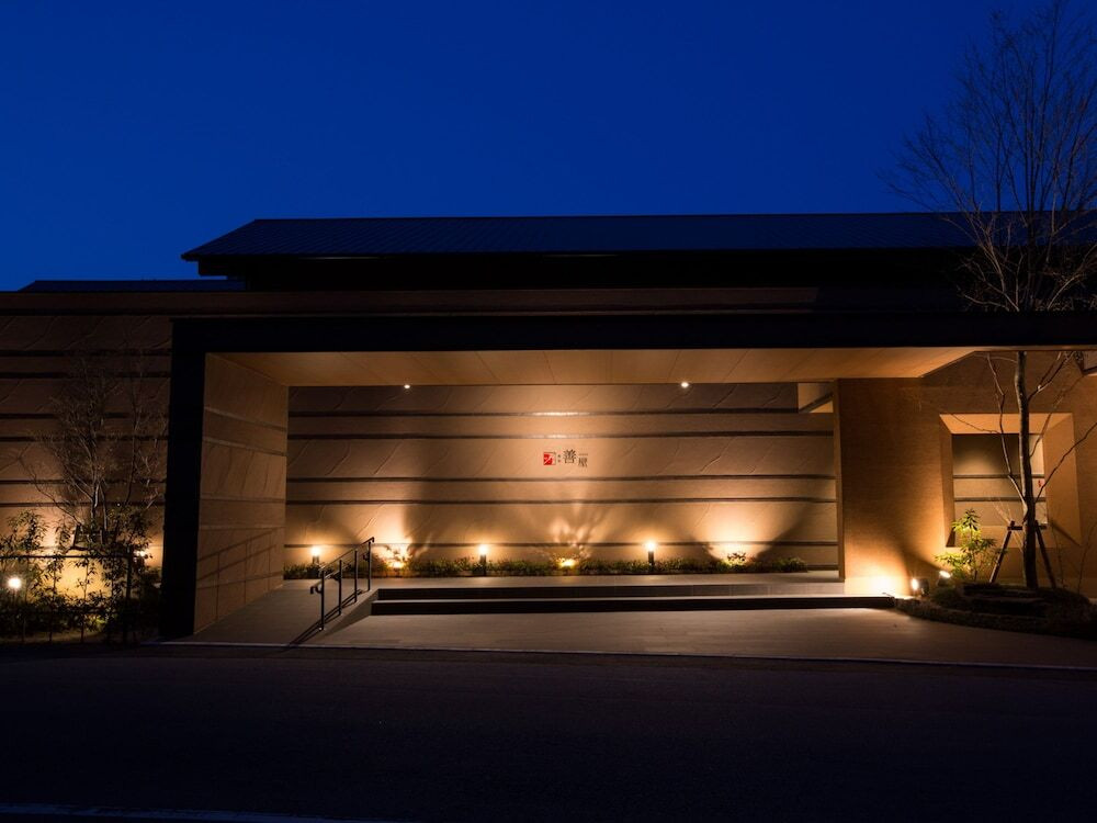 施設の正面 (日没後)