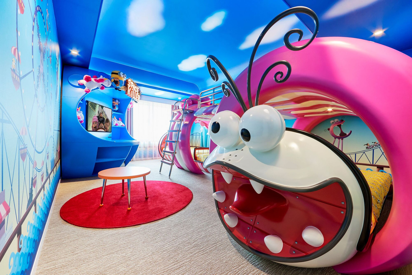 巨大ジェットコースターのベッドが新体験！「ミニオンルーム 3」3106733