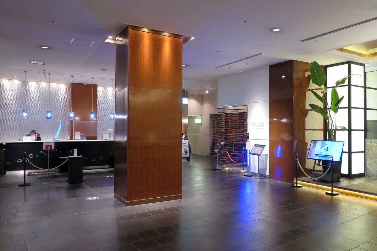 照明が抑えめのロビーは…