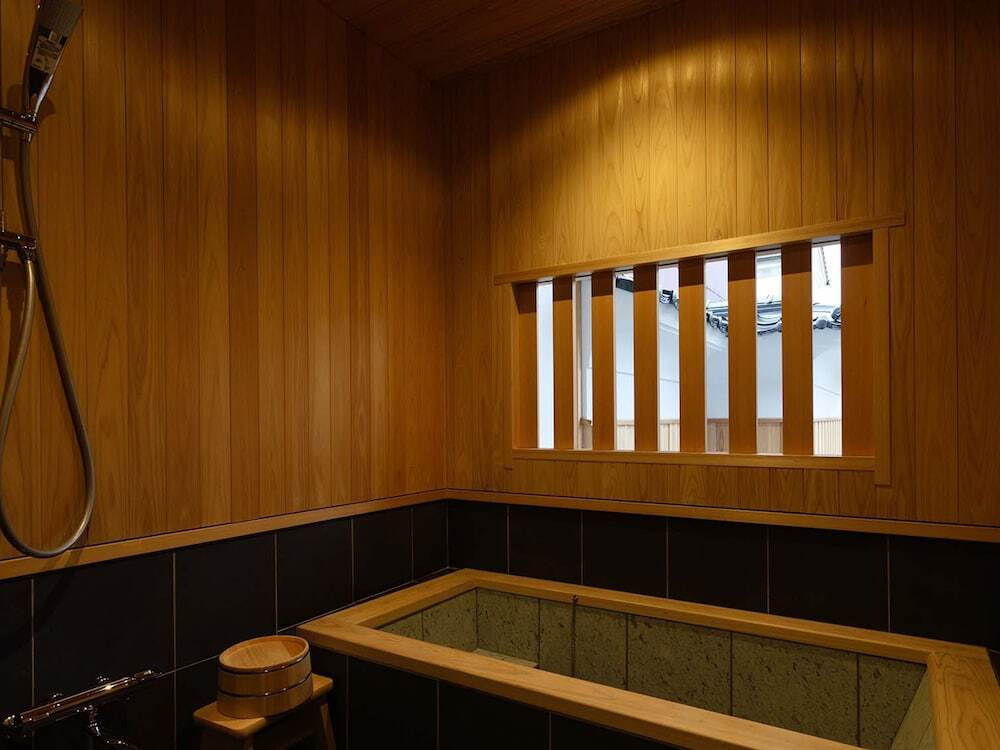 檜のバスルーム