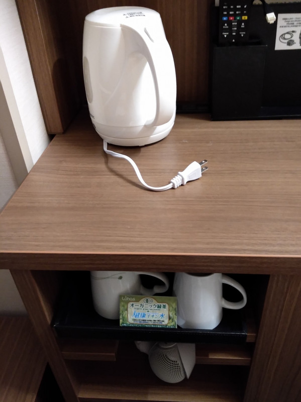 ポット、マグカップ　部屋備え付け