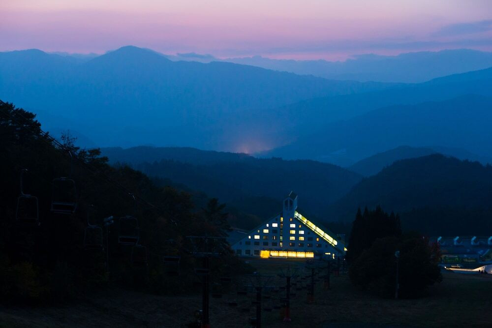 施設の正面 (日没後)
