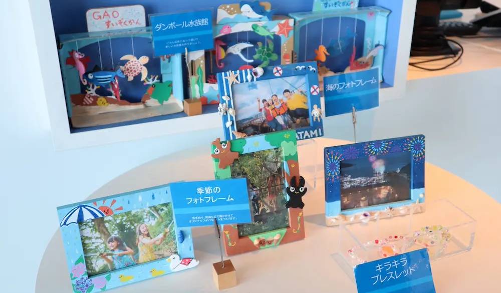 ラウンジにはクラフト体験コーナーもあります。キーホルダーやマグネット、フォトフレームなど旅の思い出に手作りしてみては。