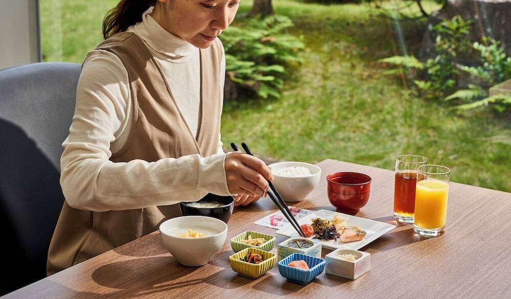 庭園を眺めながらの朝食 / 1