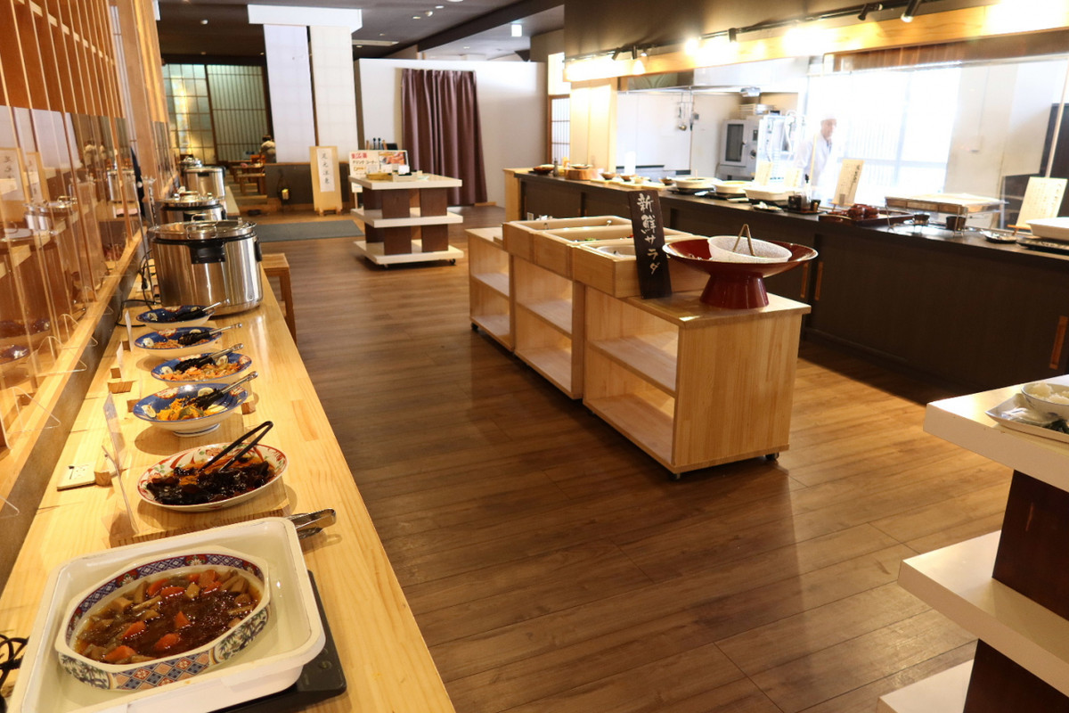 朝食はこんな感じで、ずらーっと料理が並びます。