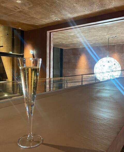 アートを眺めつつお酒を楽しめる / 1